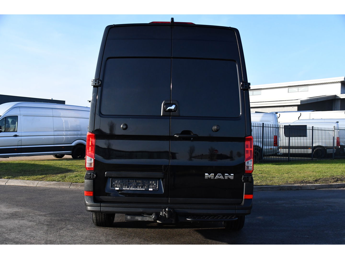 MAN TGE 3.180 35 2.0 L3H3 4x4 Black Edition Cruise, Camera, Carplay, LED, Stoelverwarming, Leder, Trekhaak, Multimedia, Stuurverwarming, Uniek!