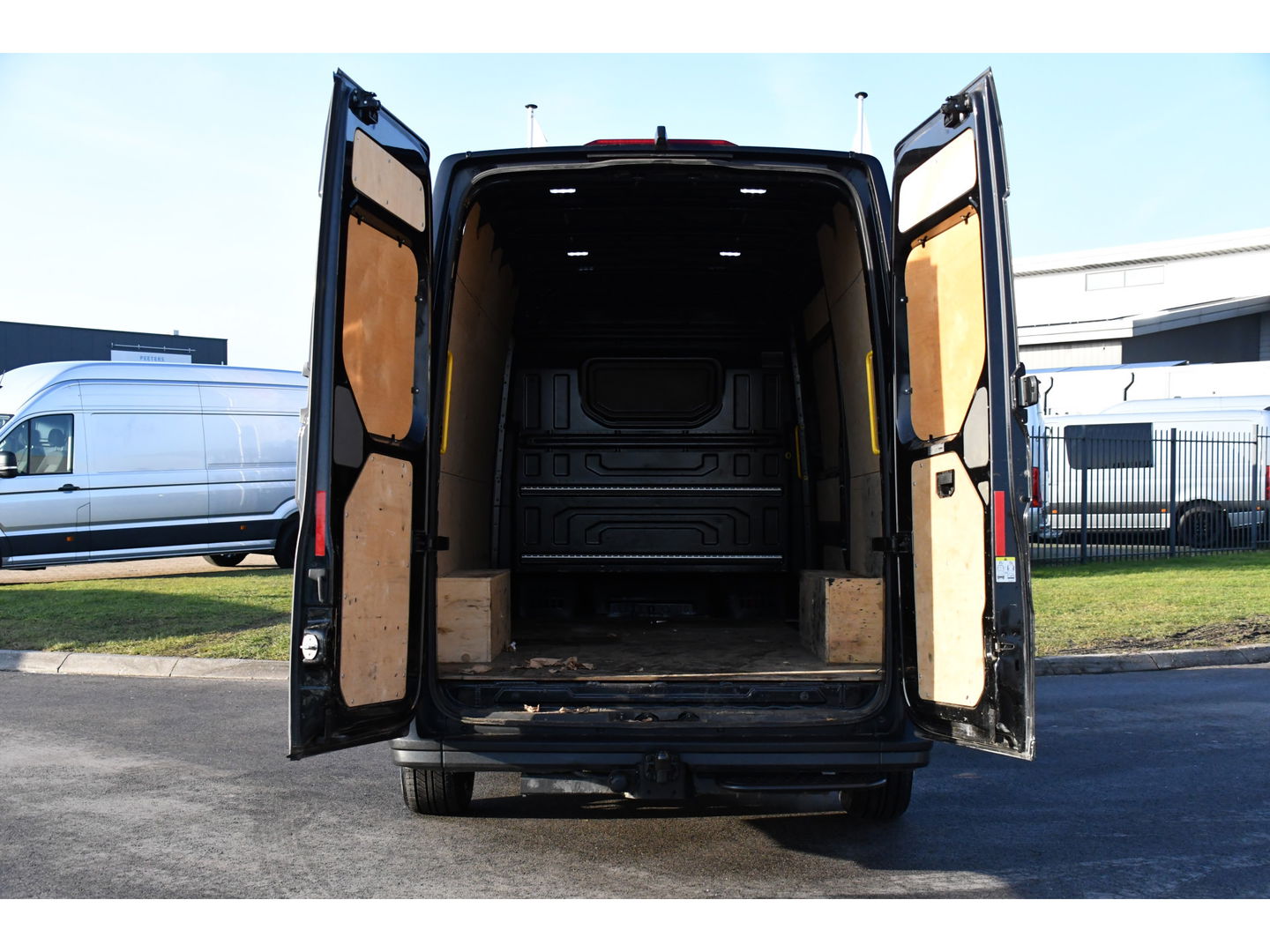 MAN TGE 3.180 35 2.0 L3H3 4x4 Black Edition Cruise, Camera, Carplay, LED, Stoelverwarming, Leder, Trekhaak, Multimedia, Stuurverwarming, Uniek!