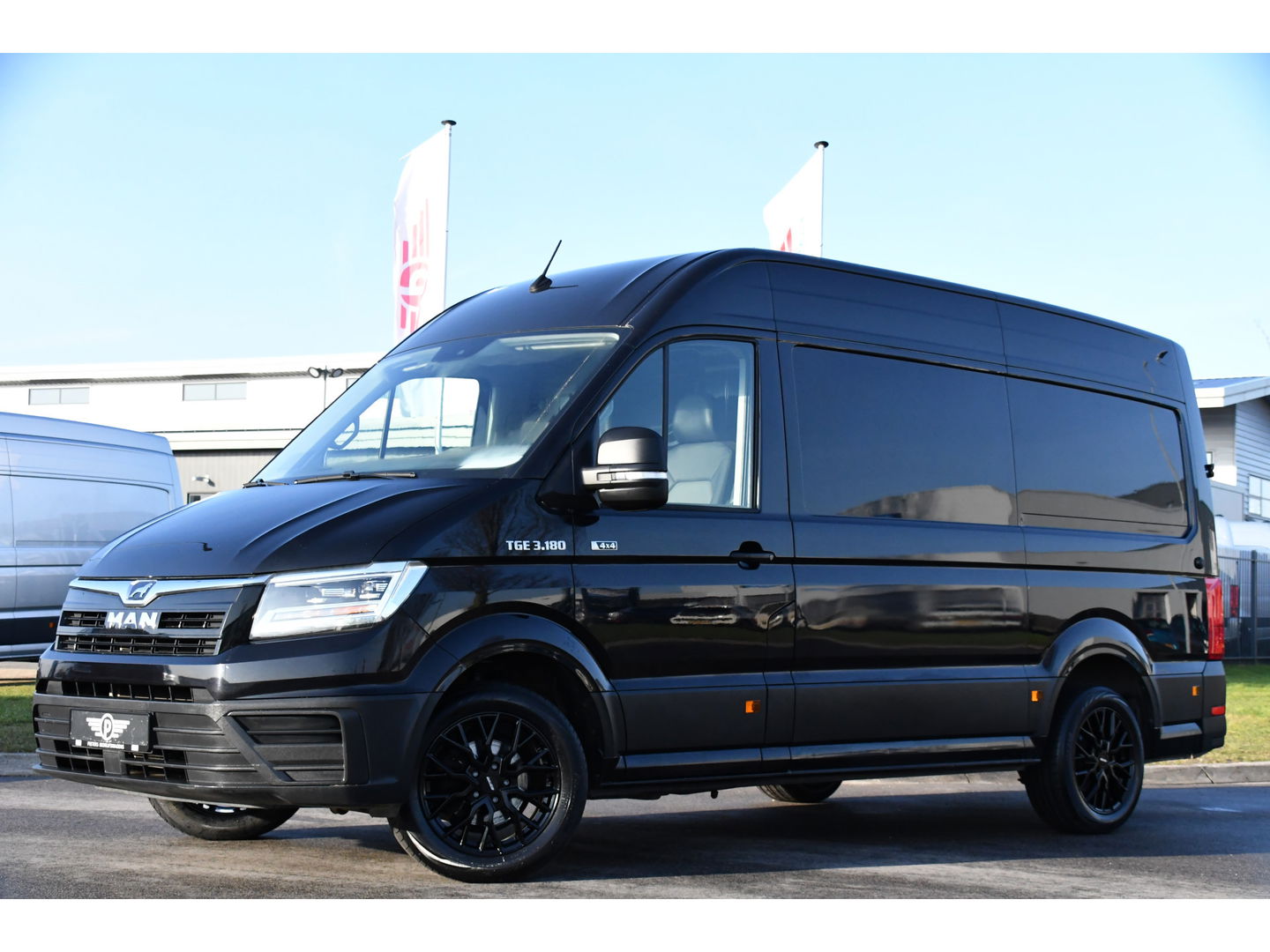 MAN TGE 3.180 35 2.0 L3H3 4x4 Black Edition Cruise, Camera, Carplay, LED, Stoelverwarming, Leder, Trekhaak, Multimedia, Stuurverwarming, Uniek!
