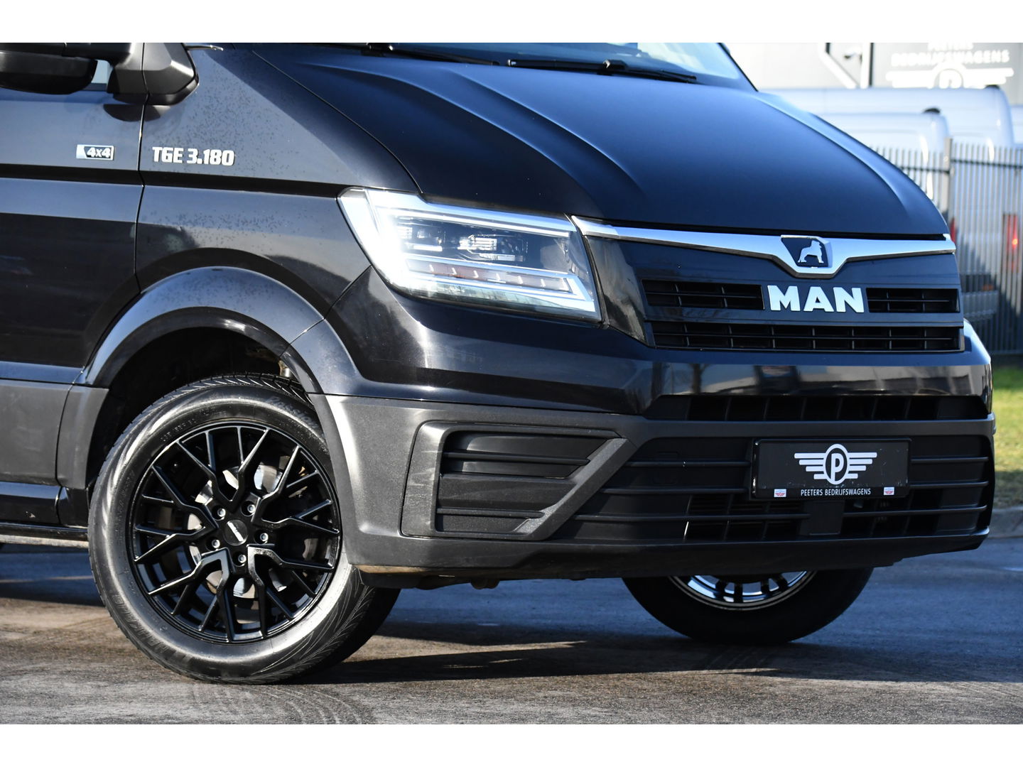 MAN TGE 3.180 35 2.0 L3H3 4x4 Black Edition Cruise, Camera, Carplay, LED, Stoelverwarming, Leder, Trekhaak, Multimedia, Stuurverwarming, Uniek!