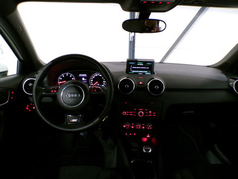 Audi A1 1.2 TFSI "2X S-Line" Xenon Leer Stoelverwarming Bluetooth Garantie Nieuwe-APK 17"Velgen Volledige-historie 4-Season banden