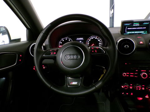 Audi A1 1.2 TFSI "2X S-Line" Xenon Leer Stoelverwarming Bluetooth Garantie Nieuwe-APK 17"Velgen Volledige-historie 4-Season banden