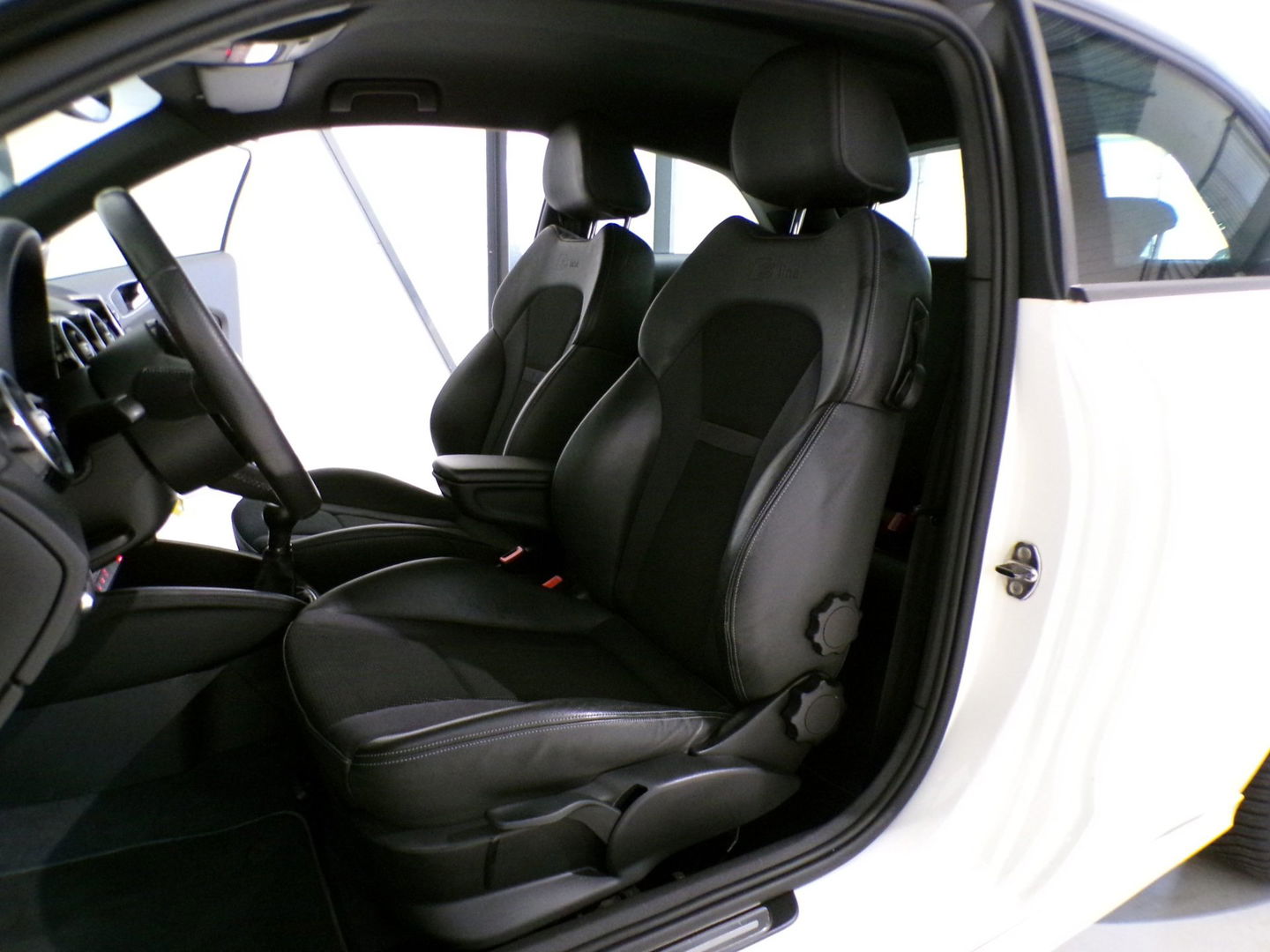 Audi A1 1.2 TFSI "2X S-Line" Xenon Leer Stoelverwarming Bluetooth Garantie Nieuwe-APK 17"Velgen Volledige-historie 4-Season banden