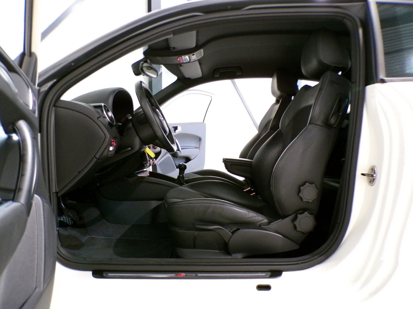 Audi A1 1.2 TFSI "2X S-Line" Xenon Leer Stoelverwarming Bluetooth Garantie Nieuwe-APK 17"Velgen Volledige-historie 4-Season banden