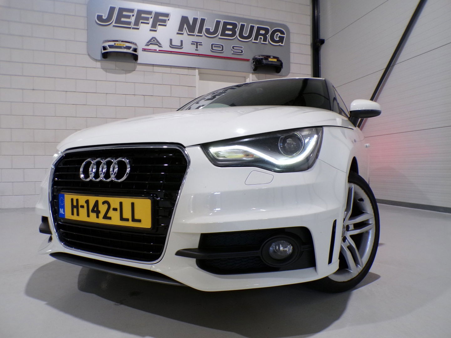 Audi A1 1.2 TFSI "2X S-Line" Xenon Leer Stoelverwarming Bluetooth Garantie Nieuwe-APK 17"Velgen Volledige-historie 4-Season banden