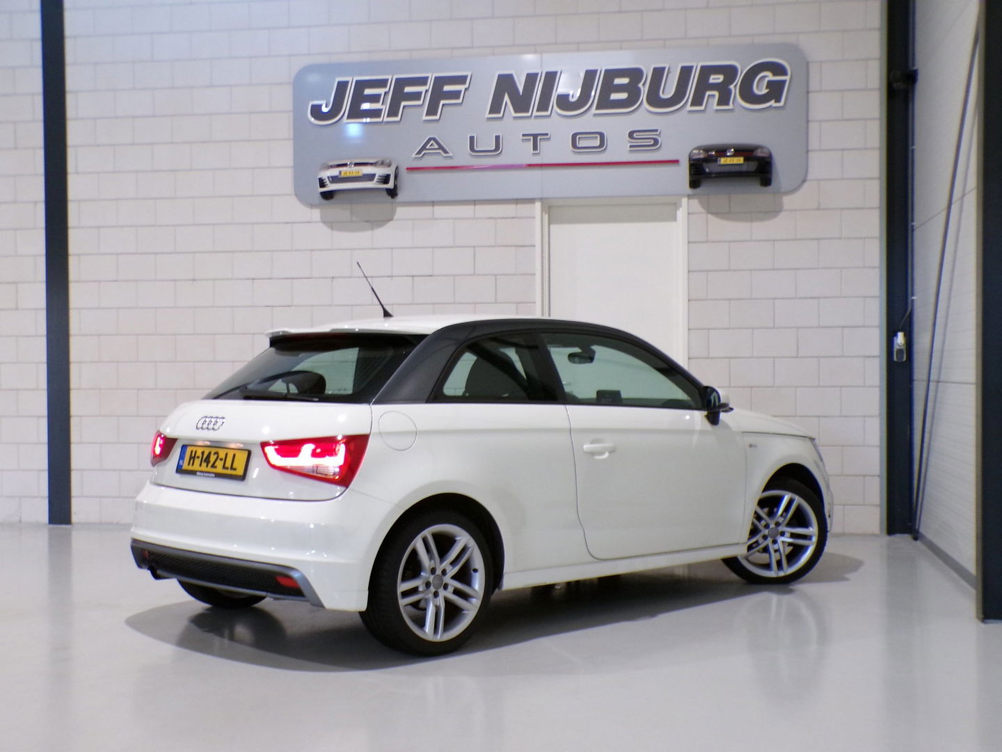 Audi A1 1.2 TFSI "2X S-Line" Xenon Leer Stoelverwarming Bluetooth Garantie Nieuwe-APK 17"Velgen Volledige-historie 4-Season banden