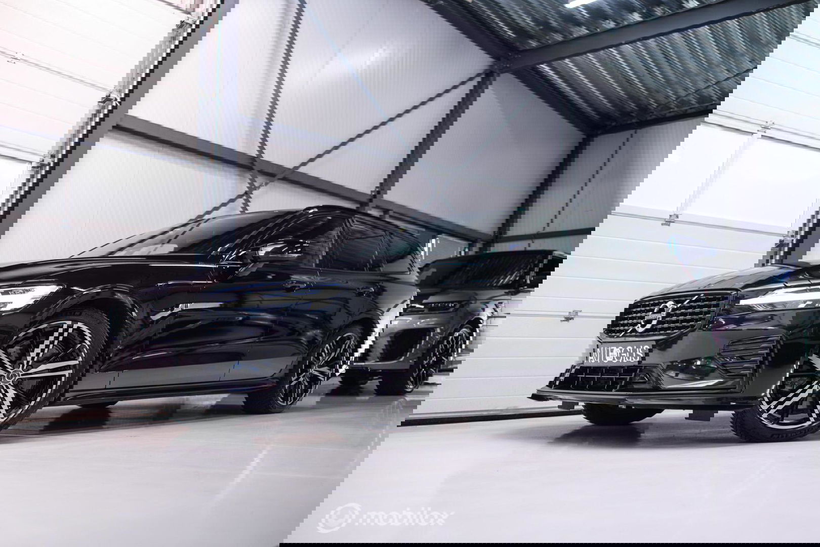 Volvo V60 2.0 T8 Recharge AWD R-Design | Massage | Stoelkoeling | Pilot assist | Adaptive cruise | Trekhaak | LED | NAP NL auto |