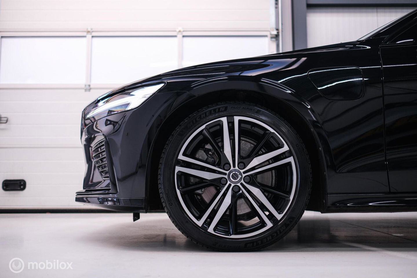 Volvo V60 2.0 T8 Recharge AWD R-Design | Massage | Stoelkoeling | Pilot assist | Adaptive cruise | Trekhaak | LED | NAP NL auto |