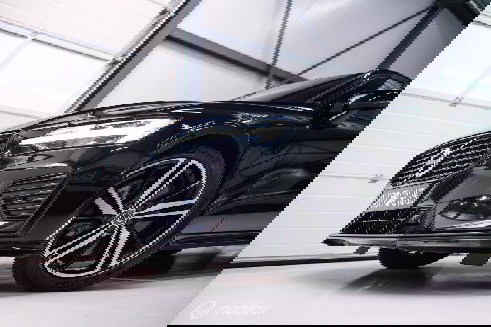 Volvo V60 2.0 T8 Recharge AWD R-Design | Massage | Stoelkoeling | Pilot assist | Adaptive cruise | Trekhaak | LED | NAP NL auto |