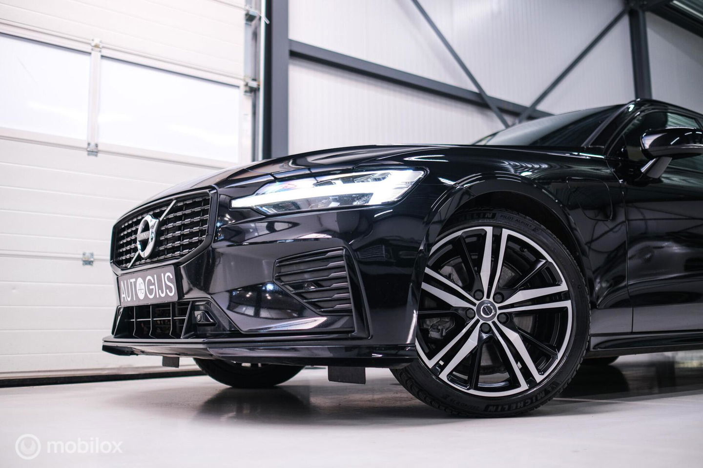 Volvo V60 2.0 T8 Recharge AWD R-Design | Massage | Stoelkoeling | Pilot assist | Adaptive cruise | Trekhaak | LED | NAP NL auto |