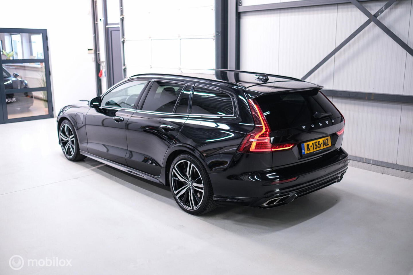 Volvo V60 2.0 T8 Recharge AWD R-Design | Massage | Stoelkoeling | Pilot assist | Adaptive cruise | Trekhaak | LED | NAP NL auto |