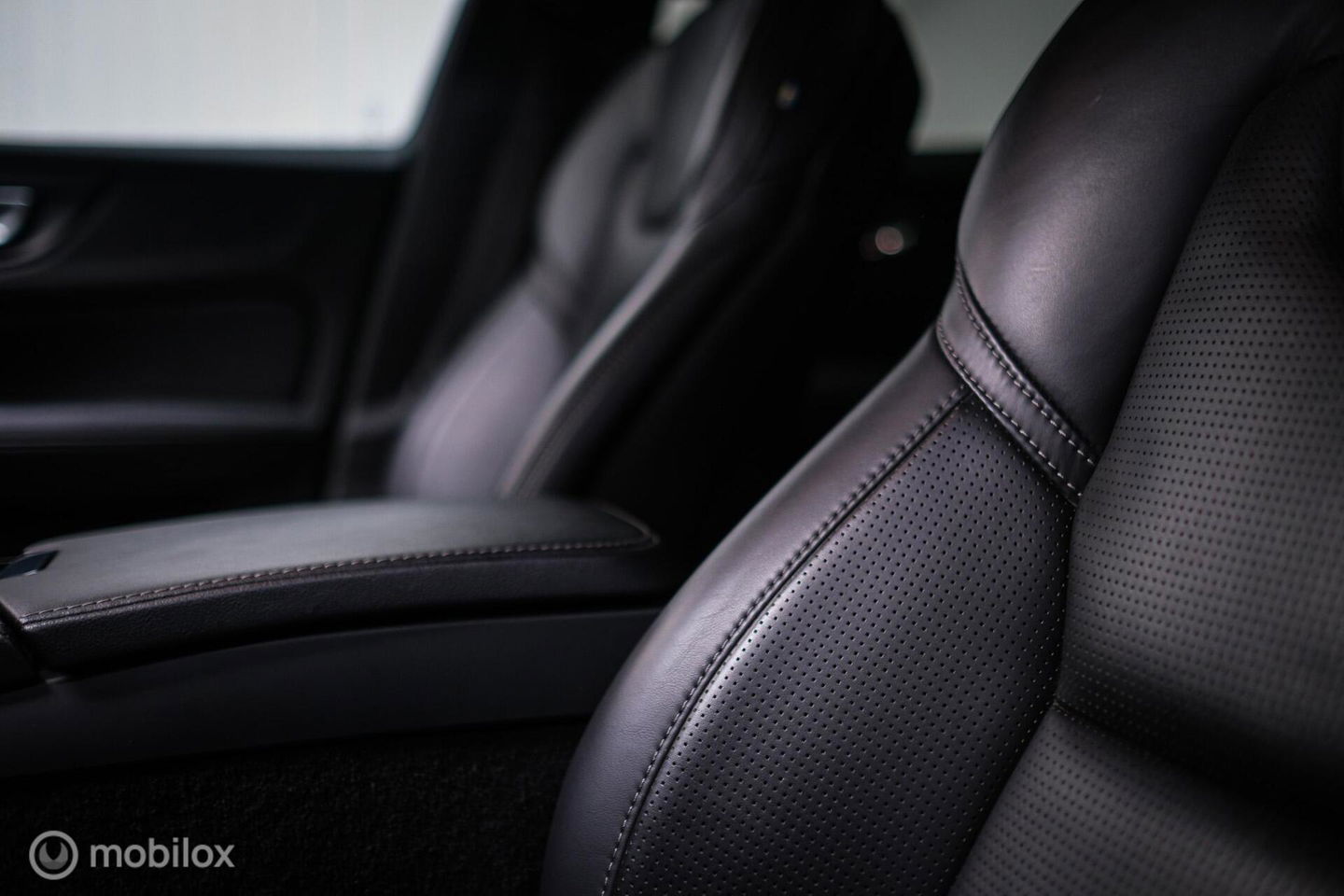 Volvo V60 2.0 T8 Recharge AWD R-Design | Massage | Stoelkoeling | Pilot assist | Adaptive cruise | Trekhaak | LED | NAP NL auto |