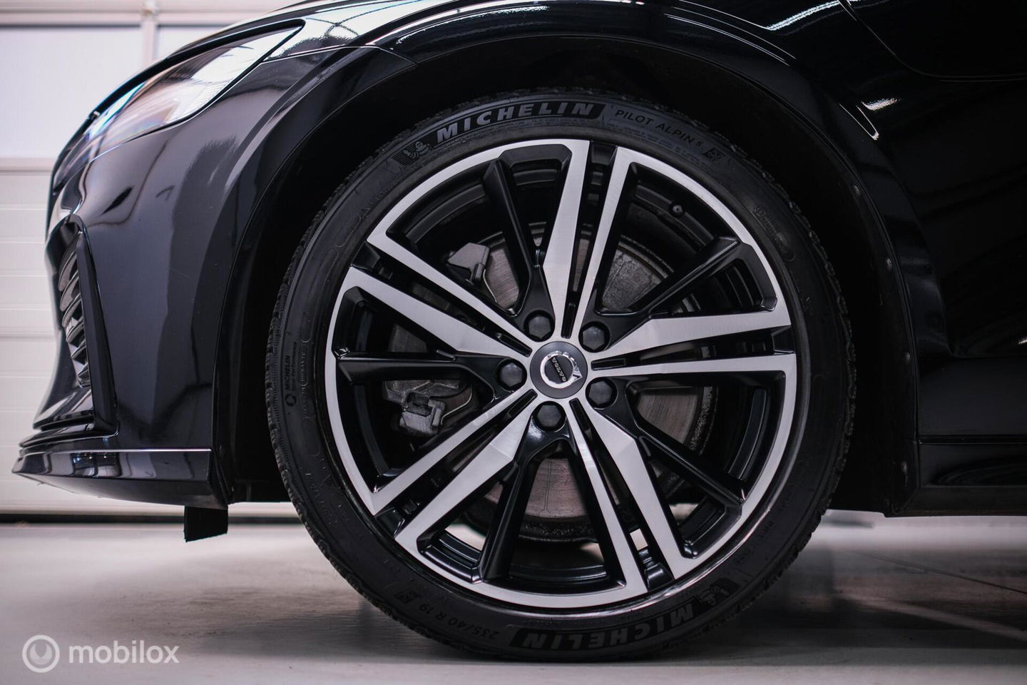 Volvo V60 2.0 T8 Recharge AWD R-Design | Massage | Stoelkoeling | Pilot assist | Adaptive cruise | Trekhaak | LED | NAP NL auto |