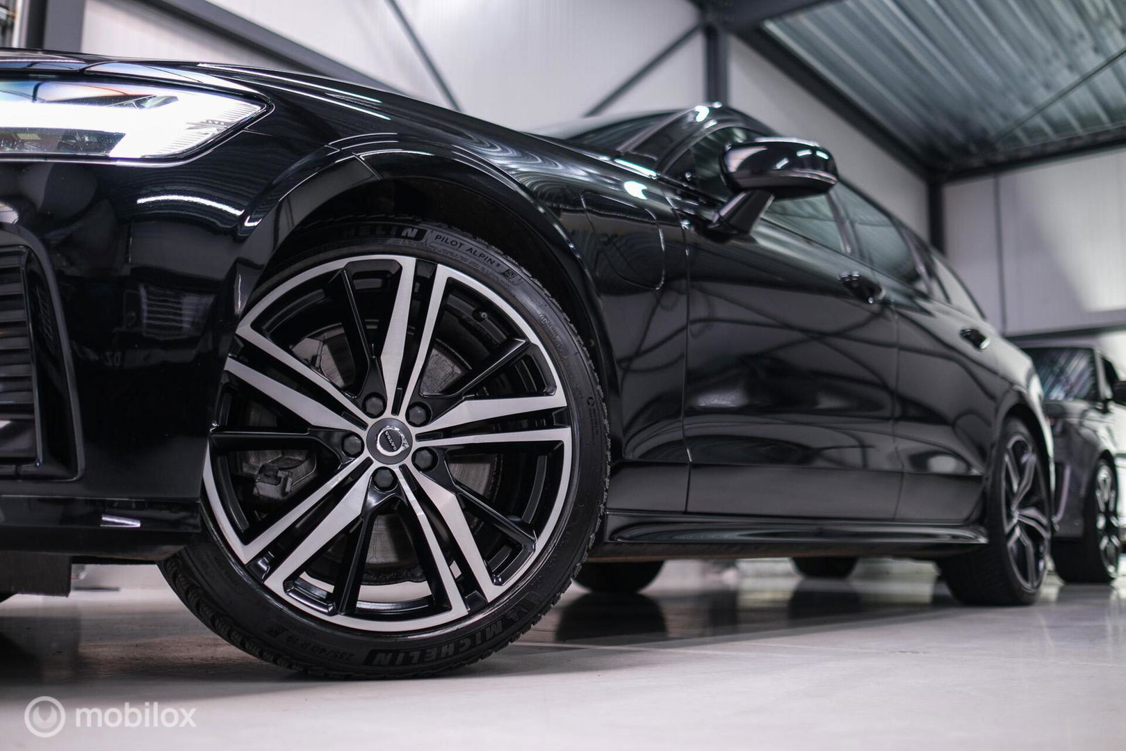 Volvo V60 2.0 T8 Recharge AWD R-Design | Massage | Stoelkoeling | Pilot assist | Adaptive cruise | Trekhaak | LED | NAP NL auto |