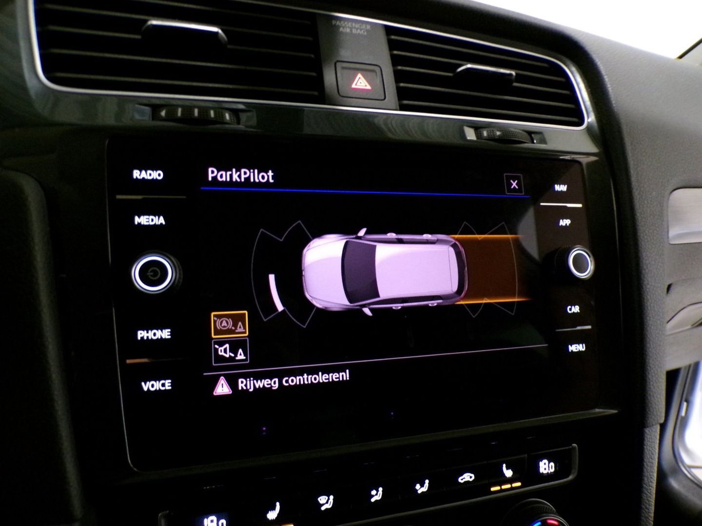 Volkswagen Golf 1.0 TSI 116PK Comfortline Business "Origineel NL!" Stoelverwarming Massage-Stoel Apple-Carplay Parkeersensoren Led