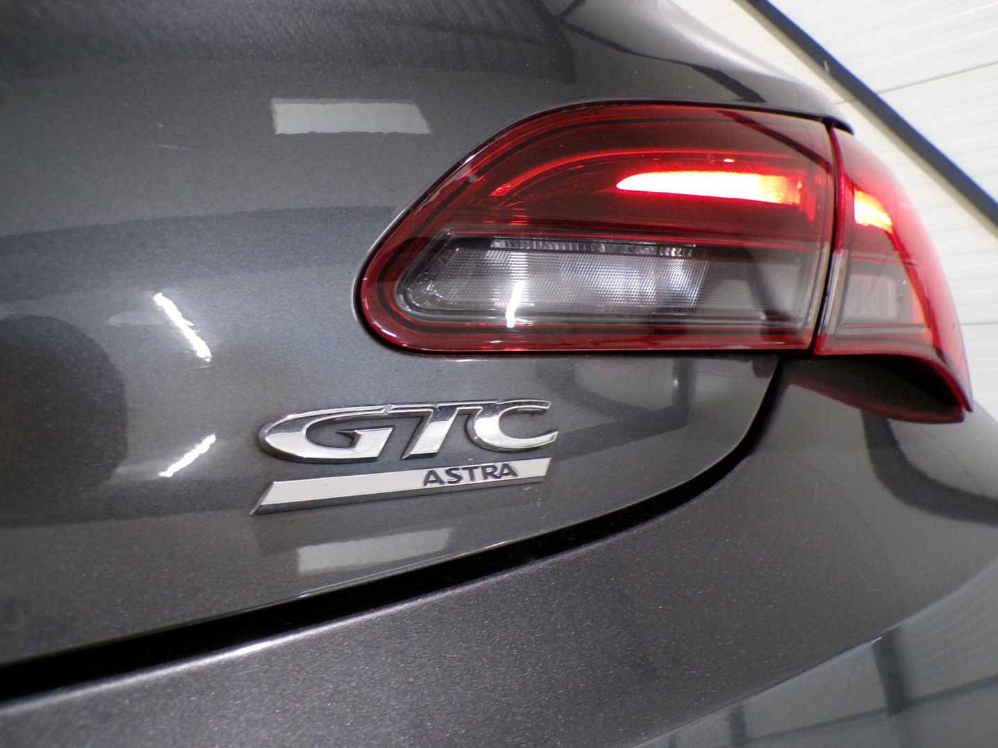 Opel Astra GTC 1.4 Turbo Sport "Origineel NL!" Navigatie Bluetooth Parkeersensoren 19"Velgen Garantie Sportstoelen Cruise-control