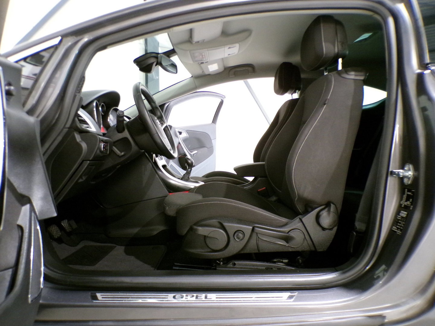 Opel Astra GTC 1.4 Turbo Sport "Origineel NL!" Navigatie Bluetooth Parkeersensoren 19"Velgen Garantie Sportstoelen Cruise-control