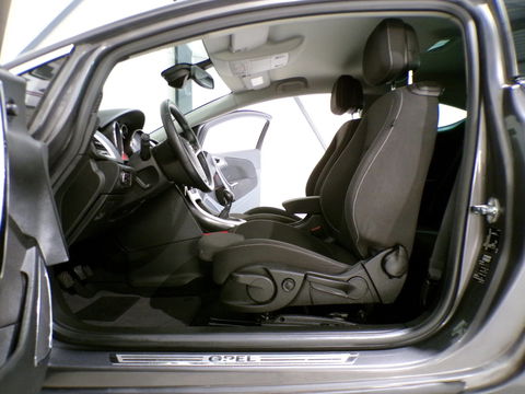 Opel Astra GTC 1.4 Turbo Sport "Origineel NL!" Navigatie Bluetooth Parkeersensoren 19"Velgen Garantie Sportstoelen Cruise-control