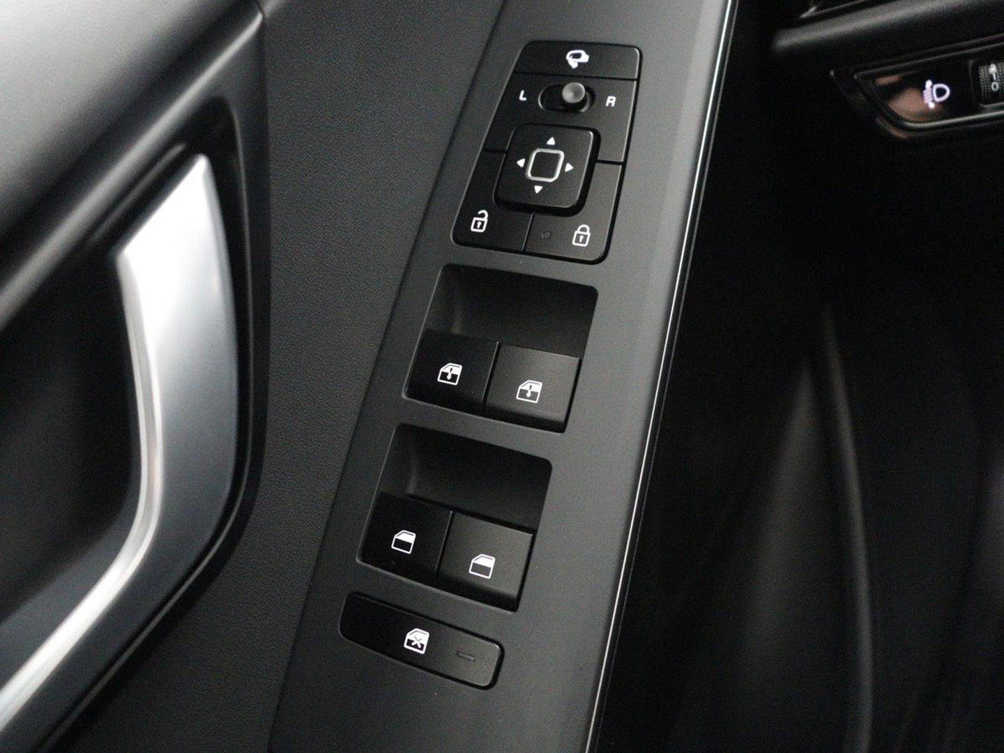 Kia Niro 1.6 GDi Hybrid DynamicLine | Trekhaak | Adaptive cruise | Camera | Carplay | Half leder | Navigatie | Sfeerverlichting | File Assistent | Parkeerhulp | Keyless | Climate control