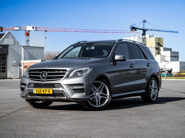 Mercedes-Benz M-Klasse - ML 350 BlueTec AMG Grijs Kenteken Panorama Trekhaak 3500KG Distronic Xenon Luchtvering