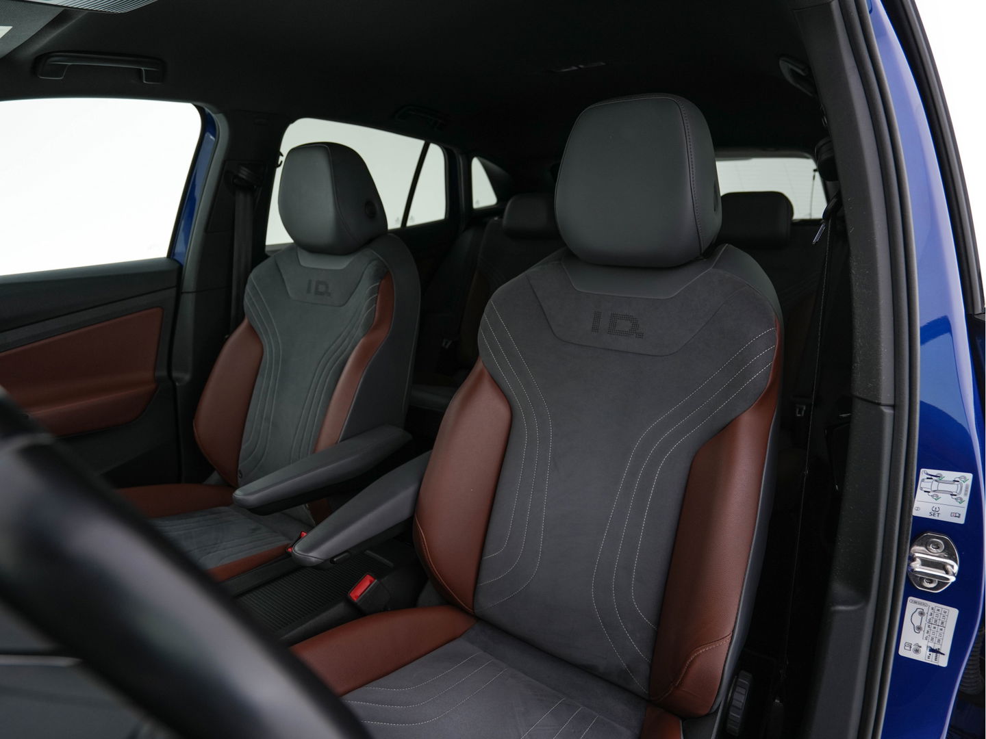 Volkswagen ID.4 First 77 kWh [ 3-Fase-11kW ] {SOH-83%} (INCL-BTW) *LEATHER-MICROFIBRE | FULL-LED | CRUISE | HEATED-COMFORTSEATS | DIGI-COCKPIT | AMBIENTLIGHT | NAVI-FULLMAP | PDC | TOWBAR | PRIVACY-GLASS | CAMERA | 20''ALU*