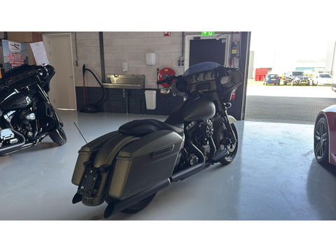 Harley Davidson 103 FLHXS Street Glide Special Streetglide Mat Groen Blackout