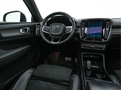 Volvo XC40 Recharge P8 AWD R-Design [ 3-Fase-11kW ] {SOH-90%} (INCL-BTW) Aut. *PANO | LEATHER-ALCANTARA | ADAPTIVE-CRUISE | DIGI-COCKPIT | FULL-LED | HARMAN/KARDON | TOPVIEW | NAVI-FULLMAP | ECC | PDC | KEYLESS | HEATED-SPORTSEATS | TOWBAR | 20''ALU*