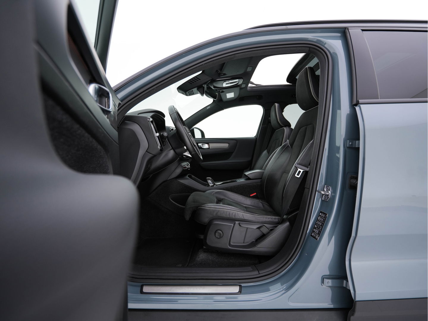 Volvo XC40 Recharge P8 AWD R-Design [ 3-Fase-11kW ] {SOH-90%} (INCL-BTW) Aut. *PANO | LEATHER-ALCANTARA | ADAPTIVE-CRUISE | DIGI-COCKPIT | FULL-LED | HARMAN/KARDON | TOPVIEW | NAVI-FULLMAP | ECC | PDC | KEYLESS | HEATED-SPORTSEATS | TOWBAR | 20''ALU*