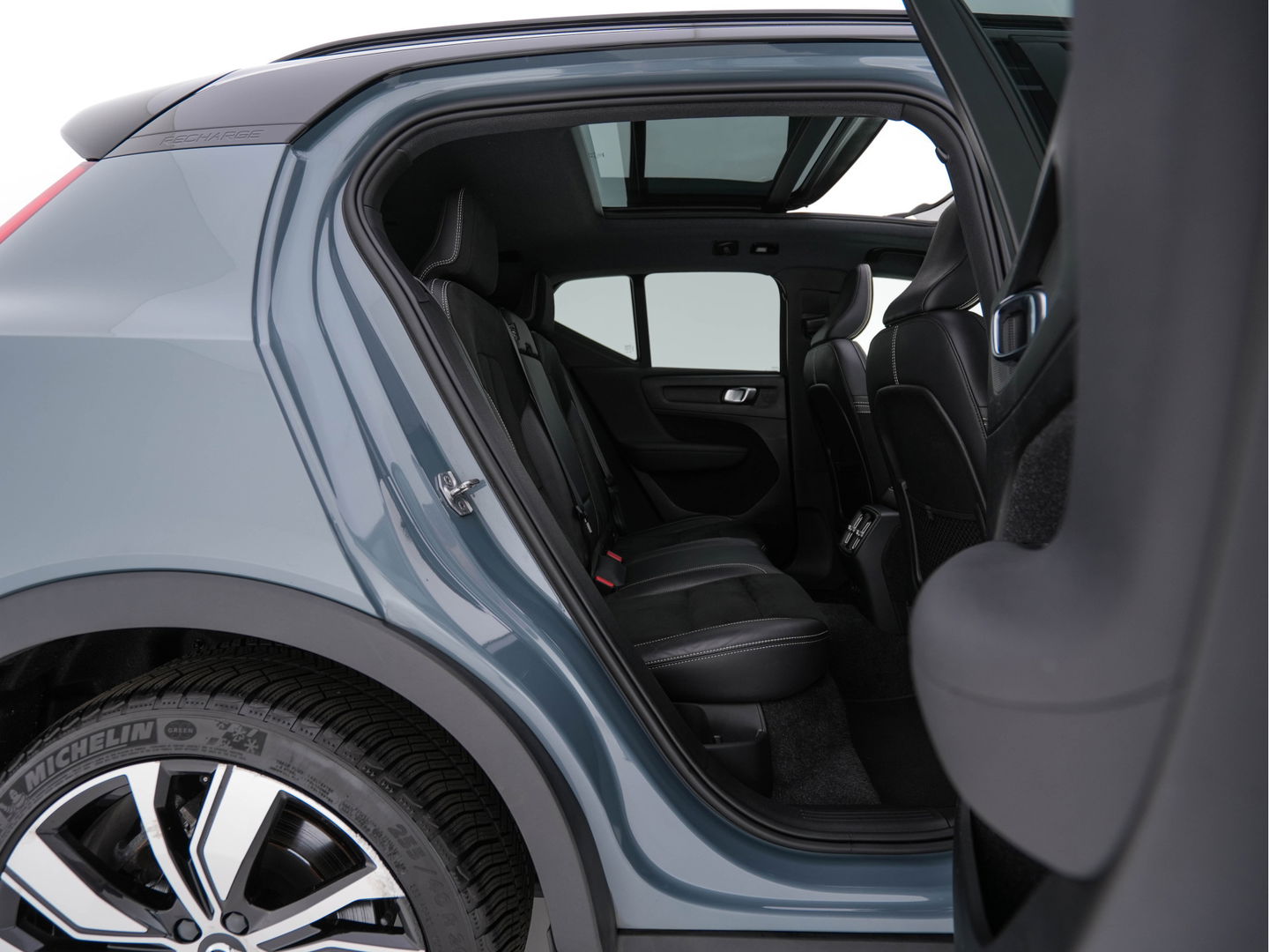 Volvo XC40 Recharge P8 AWD R-Design [ 3-Fase-11kW ] {SOH-90%} (INCL-BTW) Aut. *PANO | LEATHER-ALCANTARA | ADAPTIVE-CRUISE | DIGI-COCKPIT | FULL-LED | HARMAN/KARDON | TOPVIEW | NAVI-FULLMAP | ECC | PDC | KEYLESS | HEATED-SPORTSEATS | TOWBAR | 20''ALU*