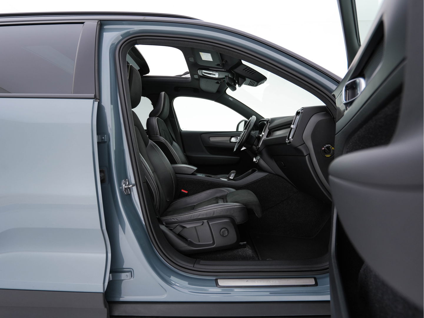 Volvo XC40 Recharge P8 AWD R-Design [ 3-Fase-11kW ] {SOH-90%} (INCL-BTW) Aut. *PANO | LEATHER-ALCANTARA | ADAPTIVE-CRUISE | DIGI-COCKPIT | FULL-LED | HARMAN/KARDON | TOPVIEW | NAVI-FULLMAP | ECC | PDC | KEYLESS | HEATED-SPORTSEATS | TOWBAR | 20''ALU*