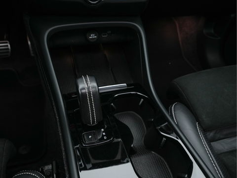 Volvo XC40 Recharge P8 AWD R-Design [ 3-Fase-11kW ] {SOH-90%} (INCL-BTW) Aut. *PANO | LEATHER-ALCANTARA | ADAPTIVE-CRUISE | DIGI-COCKPIT | FULL-LED | HARMAN/KARDON | TOPVIEW | NAVI-FULLMAP | ECC | PDC | KEYLESS | HEATED-SPORTSEATS | TOWBAR | 20''ALU*