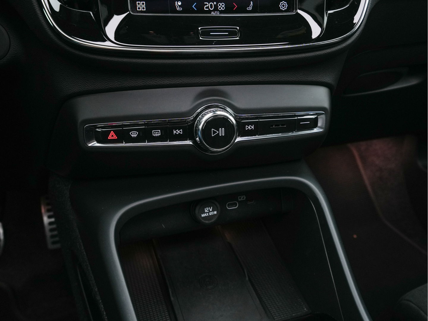 Volvo XC40 Recharge P8 AWD R-Design [ 3-Fase-11kW ] {SOH-90%} (INCL-BTW) Aut. *PANO | LEATHER-ALCANTARA | ADAPTIVE-CRUISE | DIGI-COCKPIT | FULL-LED | HARMAN/KARDON | TOPVIEW | NAVI-FULLMAP | ECC | PDC | KEYLESS | HEATED-SPORTSEATS | TOWBAR | 20''ALU*