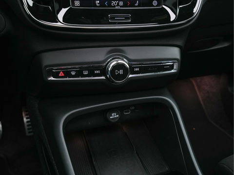 Volvo XC40 Recharge P8 AWD R-Design [ 3-Fase-11kW ] {SOH-90%} (INCL-BTW) Aut. *PANO | LEATHER-ALCANTARA | ADAPTIVE-CRUISE | DIGI-COCKPIT | FULL-LED | HARMAN/KARDON | TOPVIEW | NAVI-FULLMAP | ECC | PDC | KEYLESS | HEATED-SPORTSEATS | TOWBAR | 20''ALU*