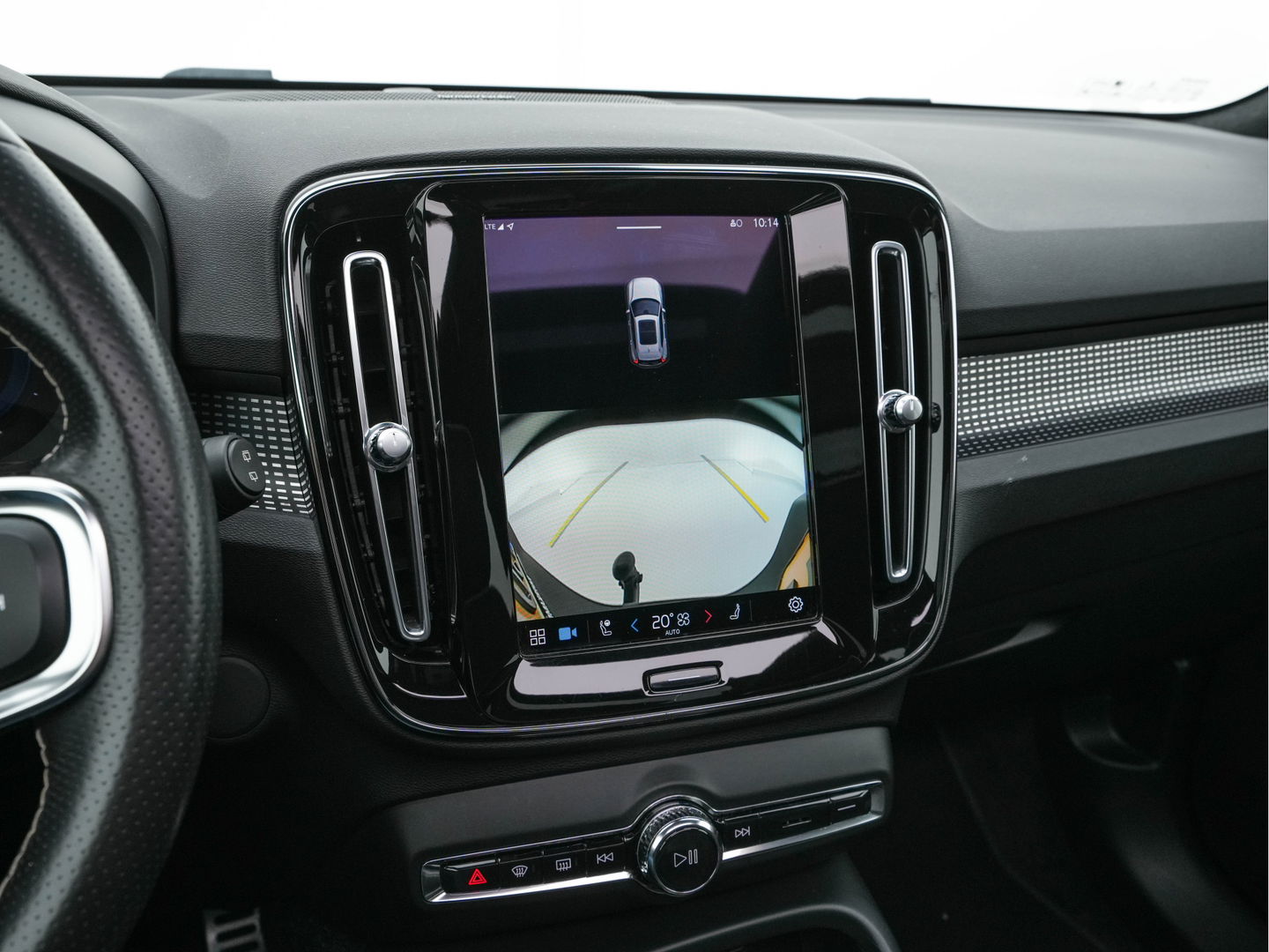 Volvo XC40 Recharge P8 AWD R-Design [ 3-Fase-11kW ] {SOH-90%} (INCL-BTW) Aut. *PANO | LEATHER-ALCANTARA | ADAPTIVE-CRUISE | DIGI-COCKPIT | FULL-LED | HARMAN/KARDON | TOPVIEW | NAVI-FULLMAP | ECC | PDC | KEYLESS | HEATED-SPORTSEATS | TOWBAR | 20''ALU*