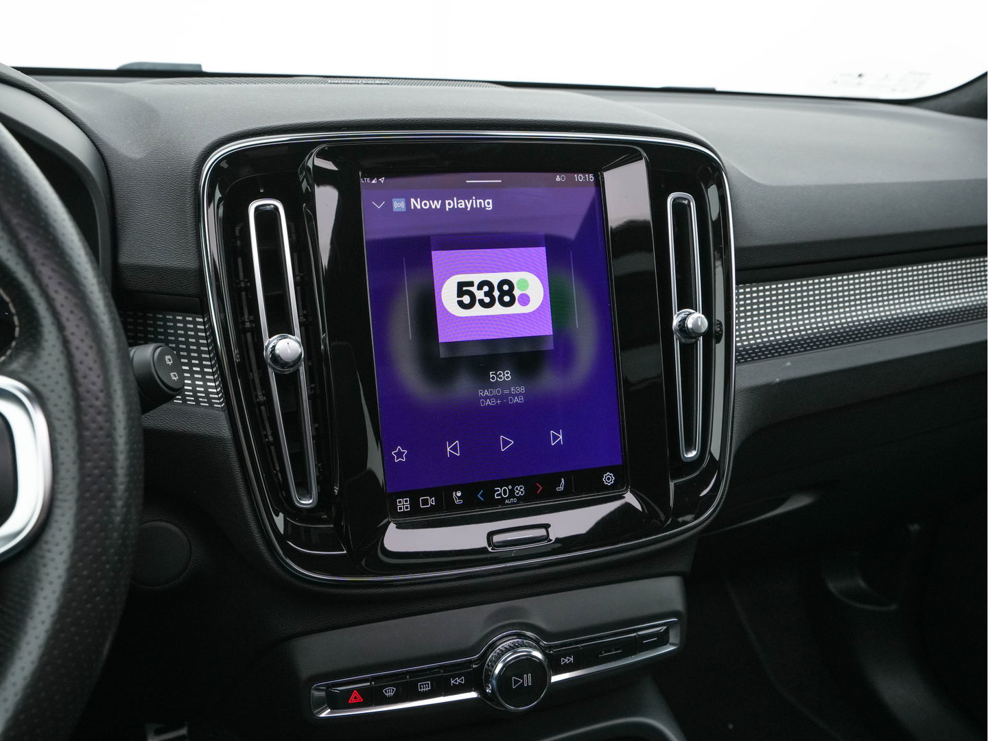 Volvo XC40 Recharge P8 AWD R-Design [ 3-Fase-11kW ] {SOH-90%} (INCL-BTW) Aut. *PANO | LEATHER-ALCANTARA | ADAPTIVE-CRUISE | DIGI-COCKPIT | FULL-LED | HARMAN/KARDON | TOPVIEW | NAVI-FULLMAP | ECC | PDC | KEYLESS | HEATED-SPORTSEATS | TOWBAR | 20''ALU*