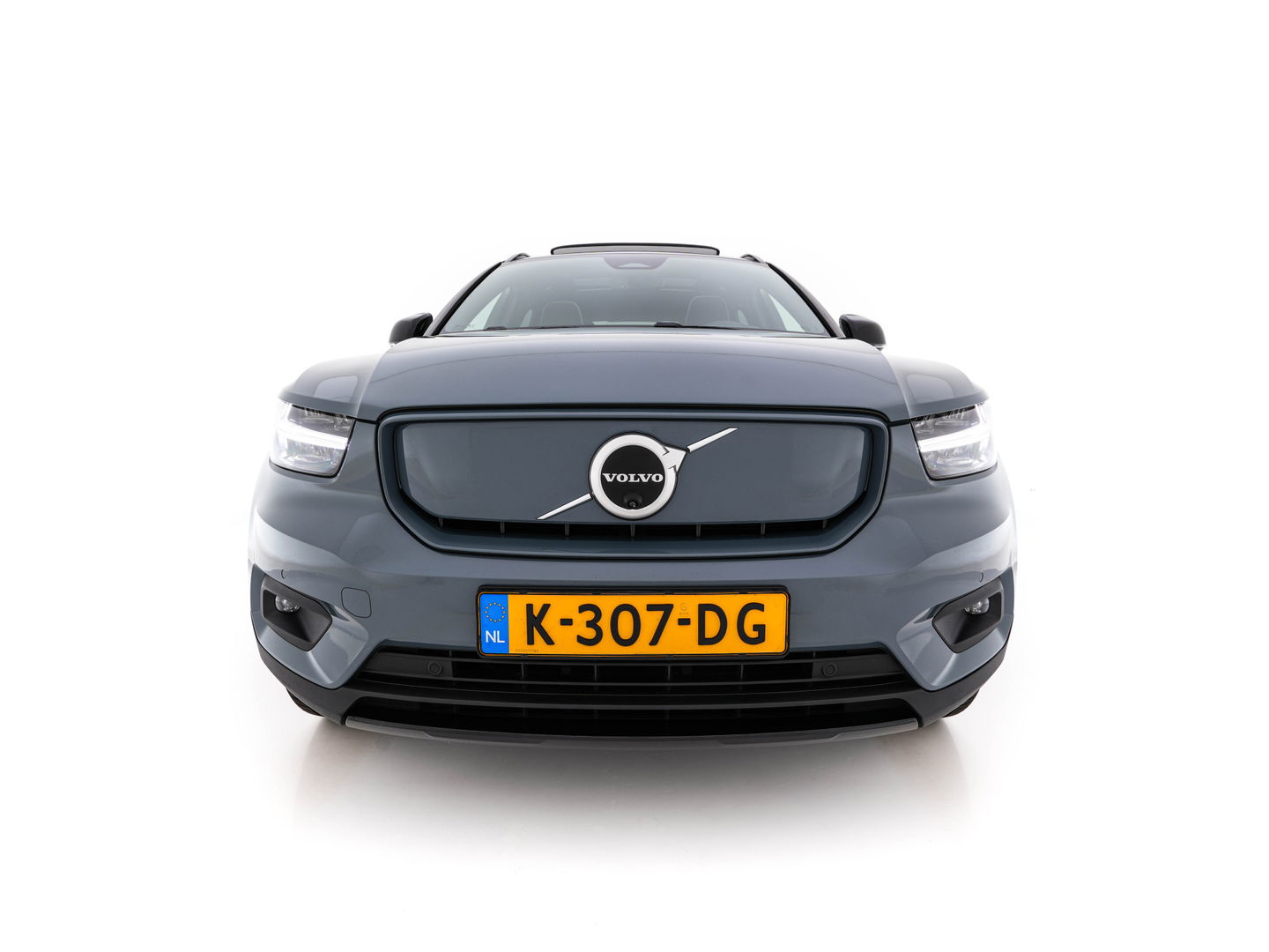 Volvo XC40 Recharge P8 AWD R-Design [ 3-Fase-11kW ] {SOH-90%} (INCL-BTW) Aut. *PANO | LEATHER-ALCANTARA | ADAPTIVE-CRUISE | DIGI-COCKPIT | FULL-LED | HARMAN/KARDON | TOPVIEW | NAVI-FULLMAP | ECC | PDC | KEYLESS | HEATED-SPORTSEATS | TOWBAR | 20''ALU*