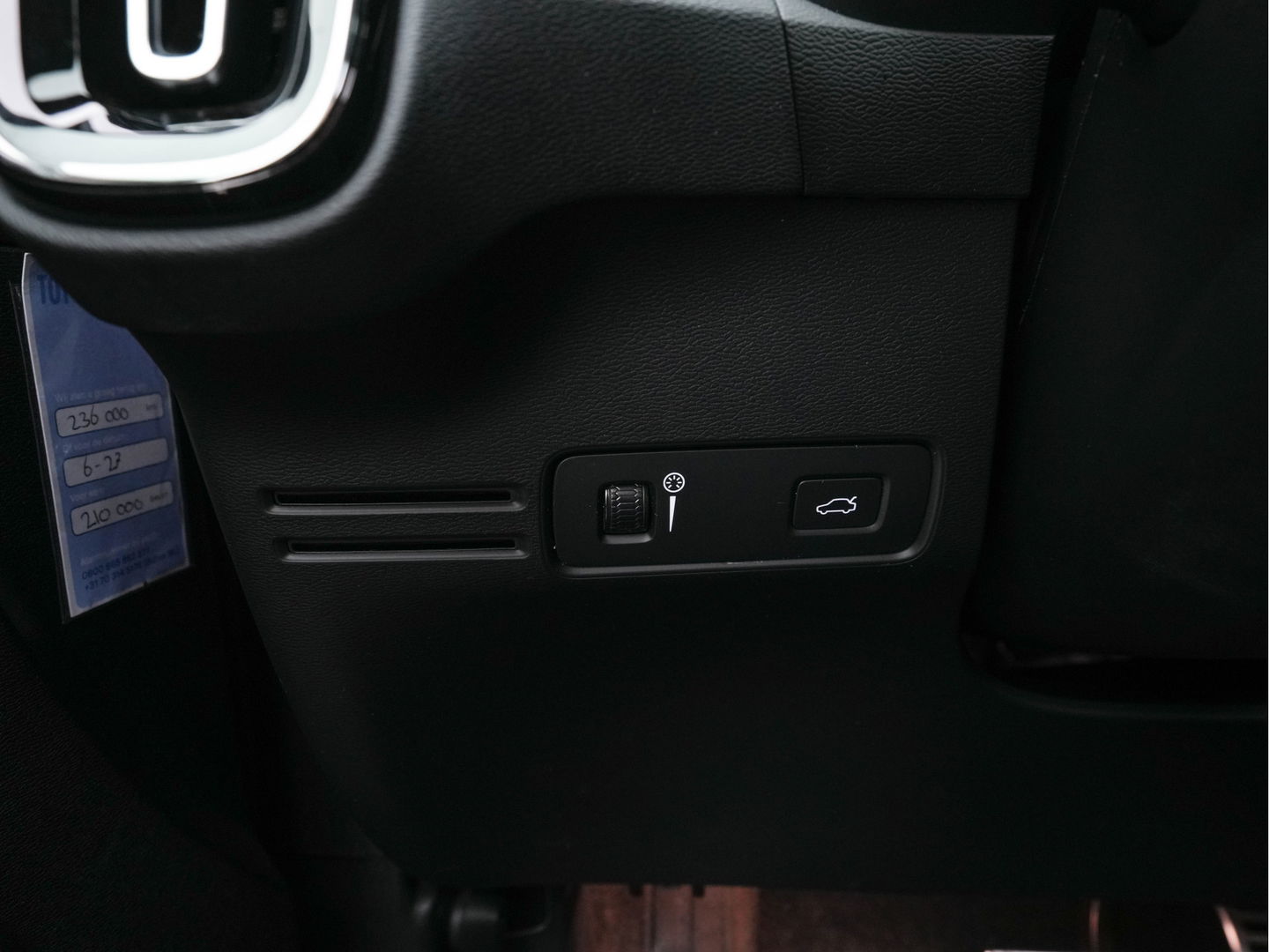 Volvo XC40 Recharge P8 AWD R-Design [ 3-Fase-11kW ] {SOH-90%} (INCL-BTW) Aut. *PANO | LEATHER-ALCANTARA | ADAPTIVE-CRUISE | DIGI-COCKPIT | FULL-LED | HARMAN/KARDON | TOPVIEW | NAVI-FULLMAP | ECC | PDC | KEYLESS | HEATED-SPORTSEATS | TOWBAR | 20''ALU*