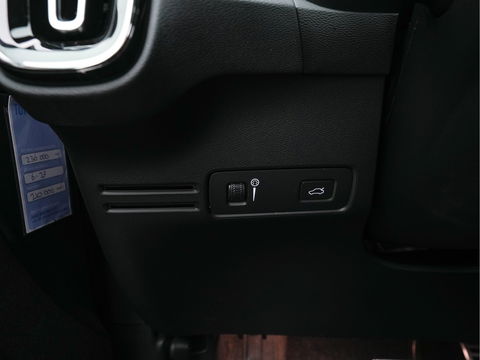 Volvo XC40 Recharge P8 AWD R-Design [ 3-Fase-11kW ] {SOH-90%} (INCL-BTW) Aut. *PANO | LEATHER-ALCANTARA | ADAPTIVE-CRUISE | DIGI-COCKPIT | FULL-LED | HARMAN/KARDON | TOPVIEW | NAVI-FULLMAP | ECC | PDC | KEYLESS | HEATED-SPORTSEATS | TOWBAR | 20''ALU*