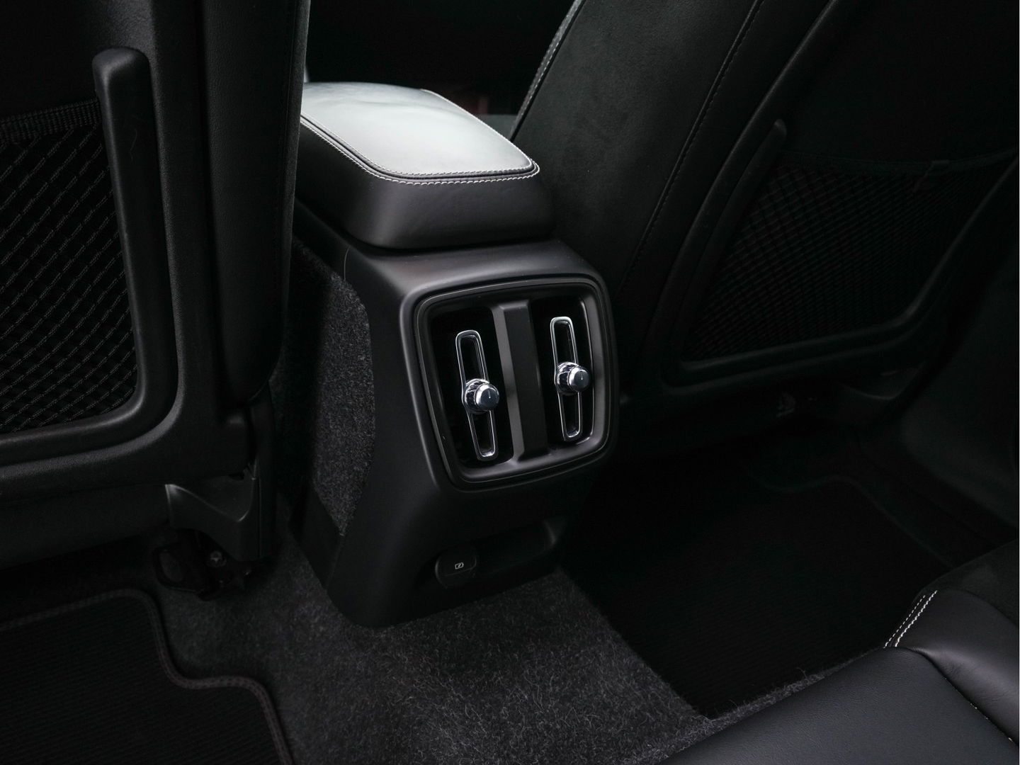 Volvo XC40 Recharge P8 AWD R-Design [ 3-Fase-11kW ] {SOH-90%} (INCL-BTW) Aut. *PANO | LEATHER-ALCANTARA | ADAPTIVE-CRUISE | DIGI-COCKPIT | FULL-LED | HARMAN/KARDON | TOPVIEW | NAVI-FULLMAP | ECC | PDC | KEYLESS | HEATED-SPORTSEATS | TOWBAR | 20''ALU*