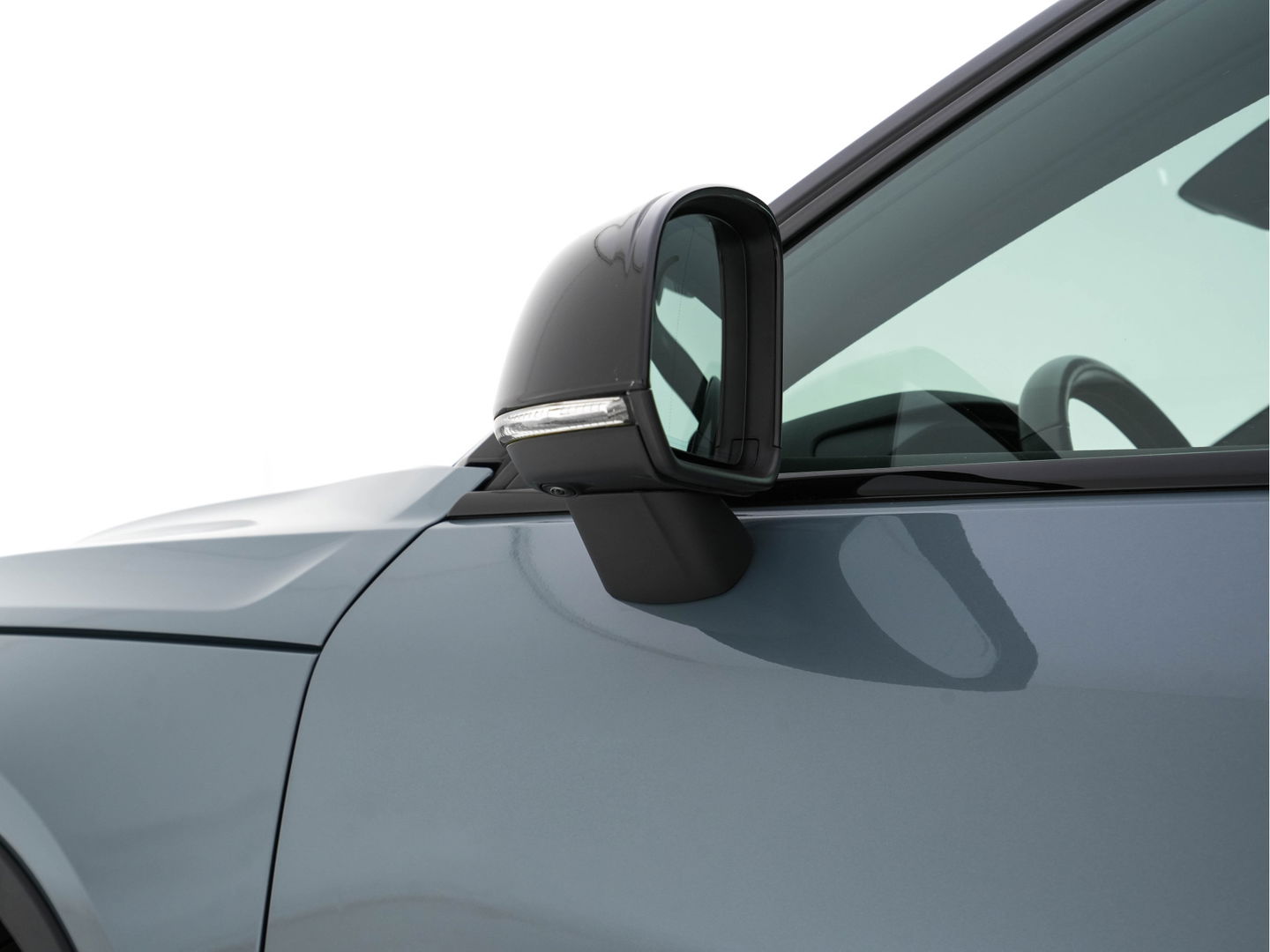 Volvo XC40 Recharge P8 AWD R-Design [ 3-Fase-11kW ] {SOH-90%} (INCL-BTW) Aut. *PANO | LEATHER-ALCANTARA | ADAPTIVE-CRUISE | DIGI-COCKPIT | FULL-LED | HARMAN/KARDON | TOPVIEW | NAVI-FULLMAP | ECC | PDC | KEYLESS | HEATED-SPORTSEATS | TOWBAR | 20''ALU*