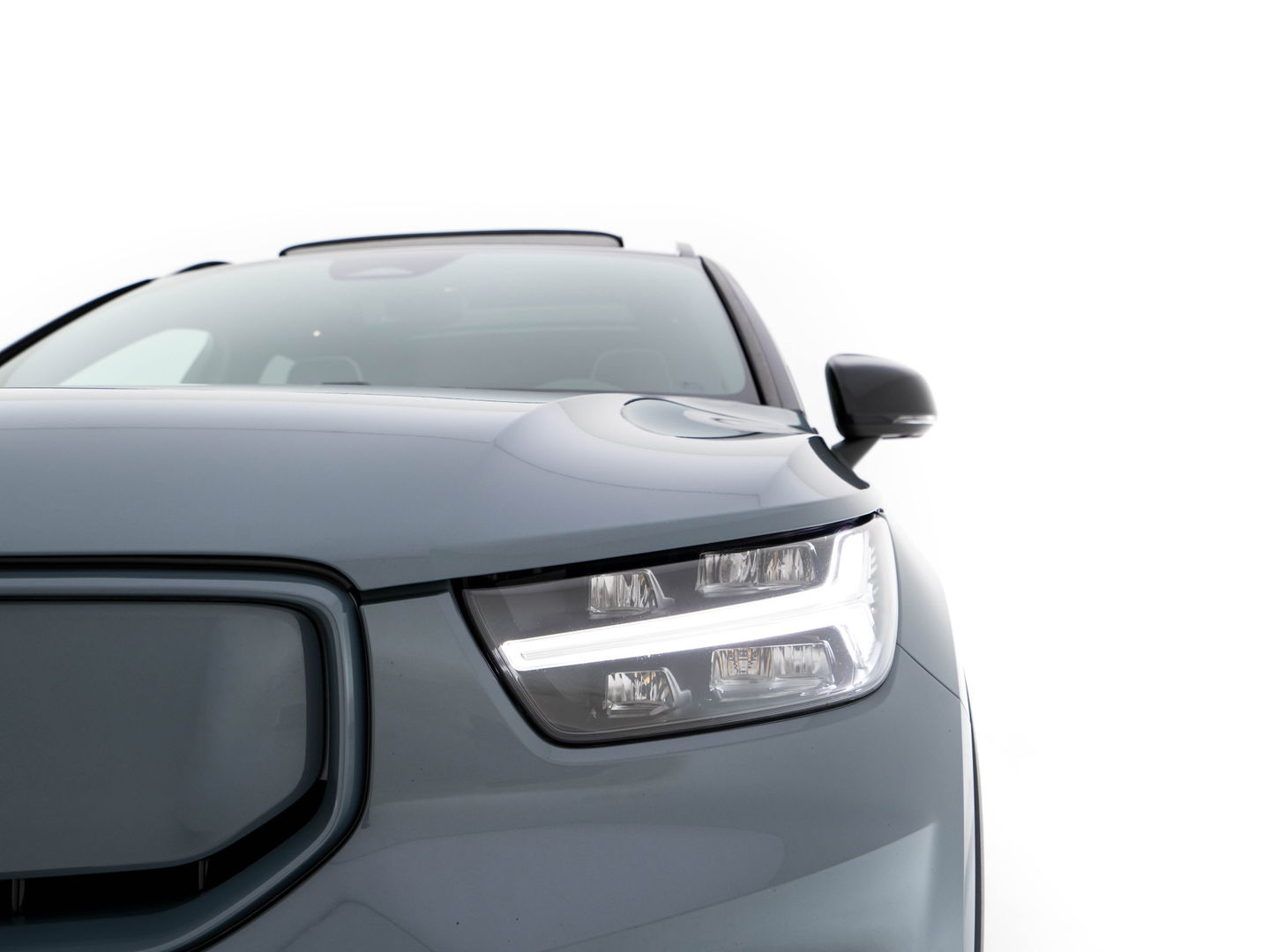 Volvo XC40 Recharge P8 AWD R-Design [ 3-Fase-11kW ] {SOH-90%} (INCL-BTW) Aut. *PANO | LEATHER-ALCANTARA | ADAPTIVE-CRUISE | DIGI-COCKPIT | FULL-LED | HARMAN/KARDON | TOPVIEW | NAVI-FULLMAP | ECC | PDC | KEYLESS | HEATED-SPORTSEATS | TOWBAR | 20''ALU*