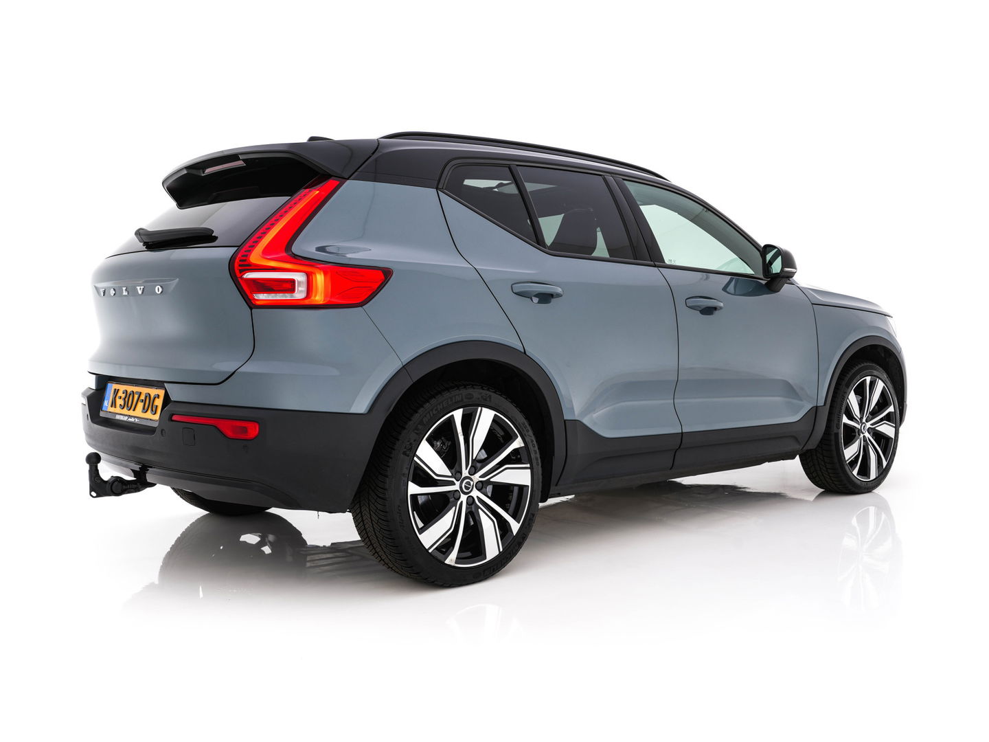 Volvo XC40 Recharge P8 AWD R-Design [ 3-Fase-11kW ] {SOH-90%} (INCL-BTW) Aut. *PANO | LEATHER-ALCANTARA | ADAPTIVE-CRUISE | DIGI-COCKPIT | FULL-LED | HARMAN/KARDON | TOPVIEW | NAVI-FULLMAP | ECC | PDC | KEYLESS | HEATED-SPORTSEATS | TOWBAR | 20''ALU*