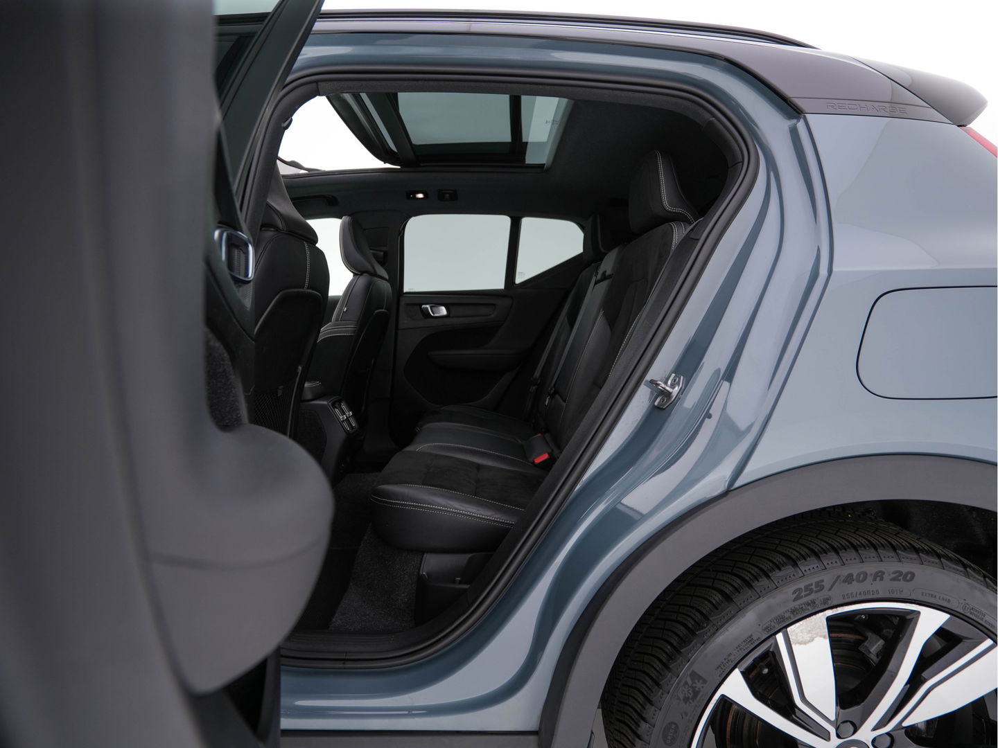 Volvo XC40 Recharge P8 AWD R-Design [ 3-Fase-11kW ] {SOH-90%} (INCL-BTW) Aut. *PANO | LEATHER-ALCANTARA | ADAPTIVE-CRUISE | DIGI-COCKPIT | FULL-LED | HARMAN/KARDON | TOPVIEW | NAVI-FULLMAP | ECC | PDC | KEYLESS | HEATED-SPORTSEATS | TOWBAR | 20''ALU*