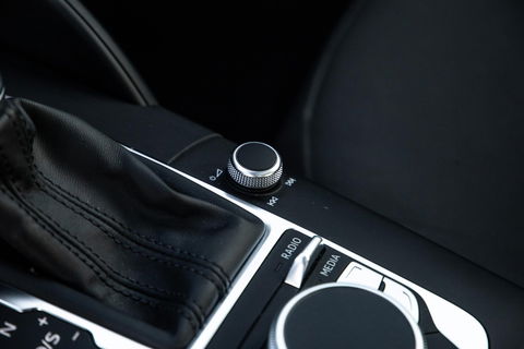 Audi A3 Sportback 1.4 e-tron PHEV Attraction Pro Line plus CARPLAY / CRUISE CONTROLE / STOELVERWARMING / PANORAMA DAK