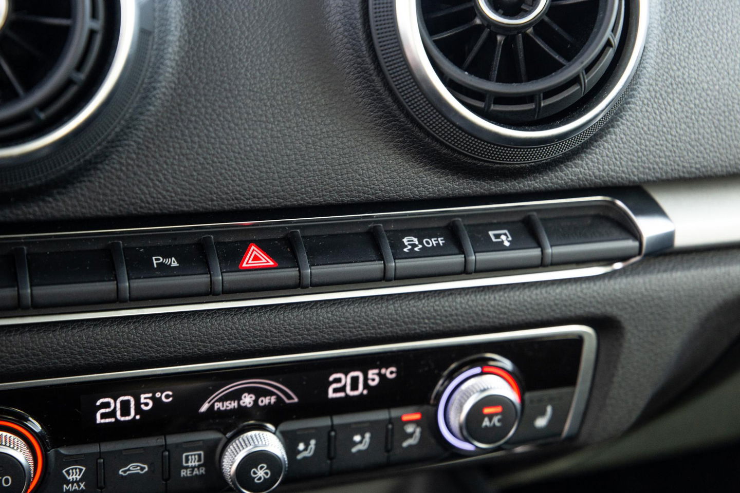 Audi A3 Sportback 1.4 e-tron PHEV Attraction Pro Line plus CARPLAY / CRUISE CONTROLE / STOELVERWARMING / PANORAMA DAK