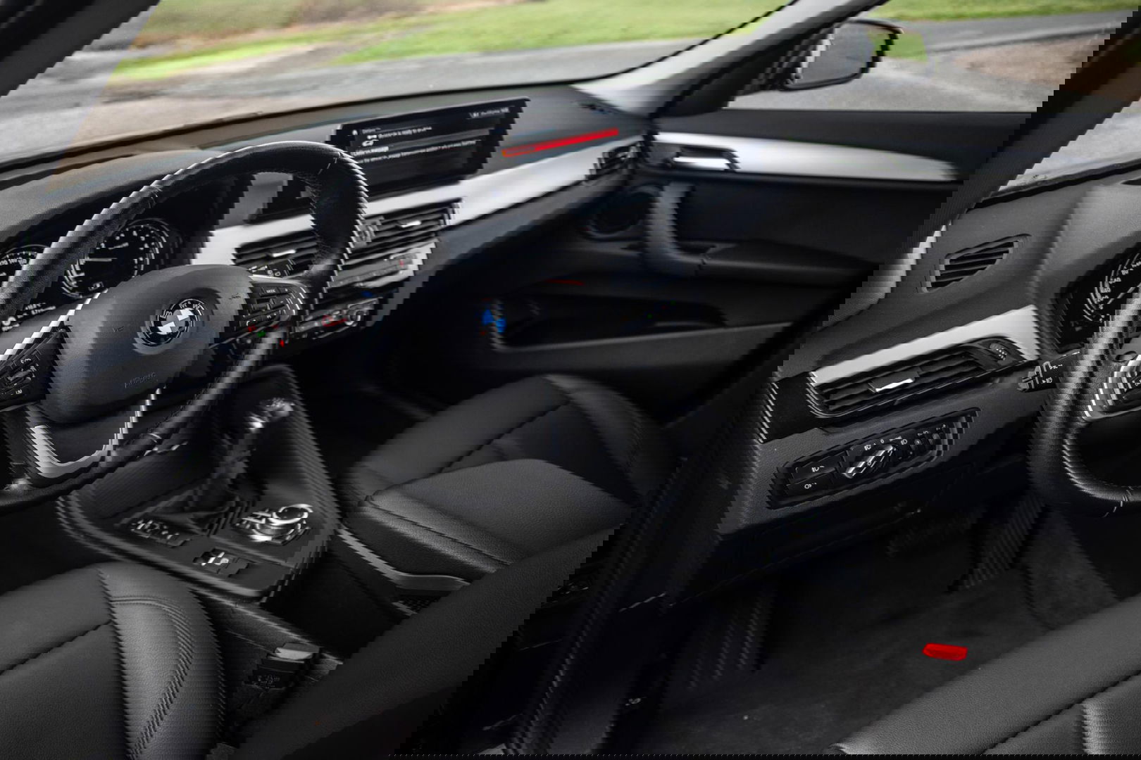 BMW X1 xDrive25e Executive CAMERA / CARPLAY / HEAD UP DISPLAY / LEDER / LED / CRUISE CONTROLE / STOELVERWARMING