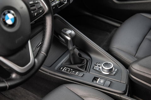 BMW X1 xDrive25e Executive CAMERA / CARPLAY / HEAD UP DISPLAY / LEDER / LED / CRUISE CONTROLE / STOELVERWARMING