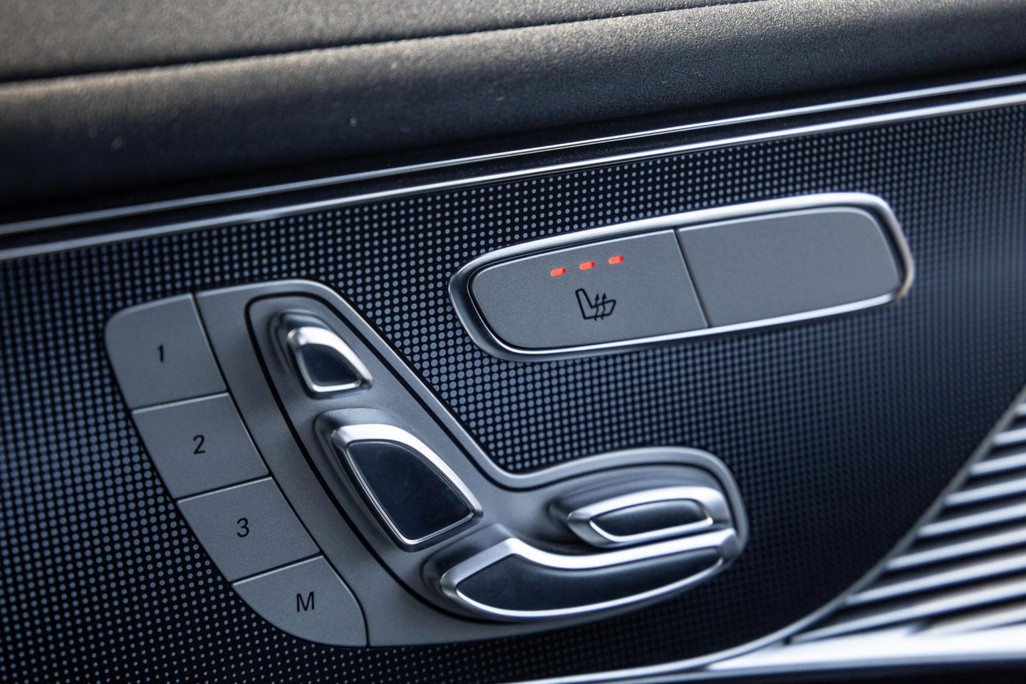 Mercedes-Benz EQC 400 4MATIC Luxury Line 80 kWh CAMERA / MEMMORY / STOELVERWARMING / LEER / DEALER ONDERHOUDEN