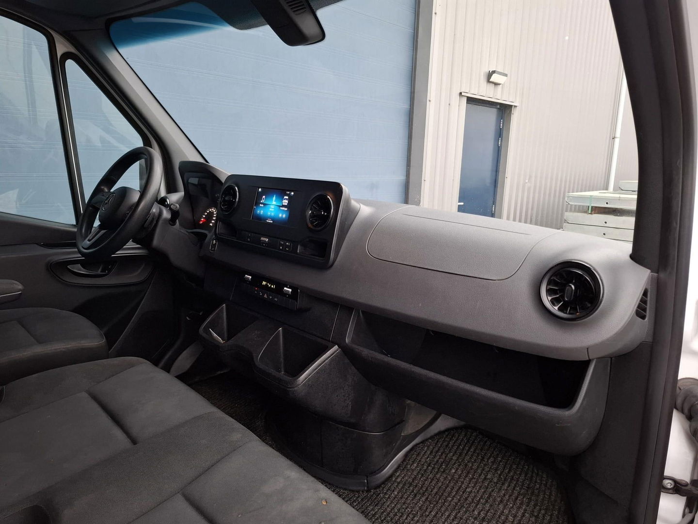 Mercedes-Benz Sprinter 211 2.2 CDI L2H2 AUTOMAAT / TREKHAAK / NAVI / EURO 6 / CARPLAY