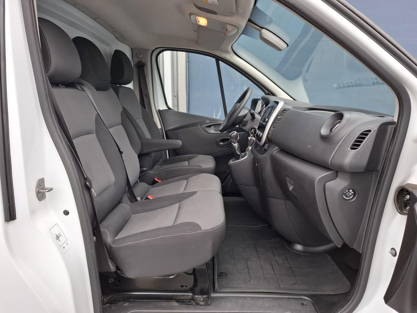 Renault Trafic 2.0 dCi 145 T27 L1H1 Comfort AUTOMAAT / IMPERIAL / NAVI / KASTEN INRICHTING / TREKHAAK